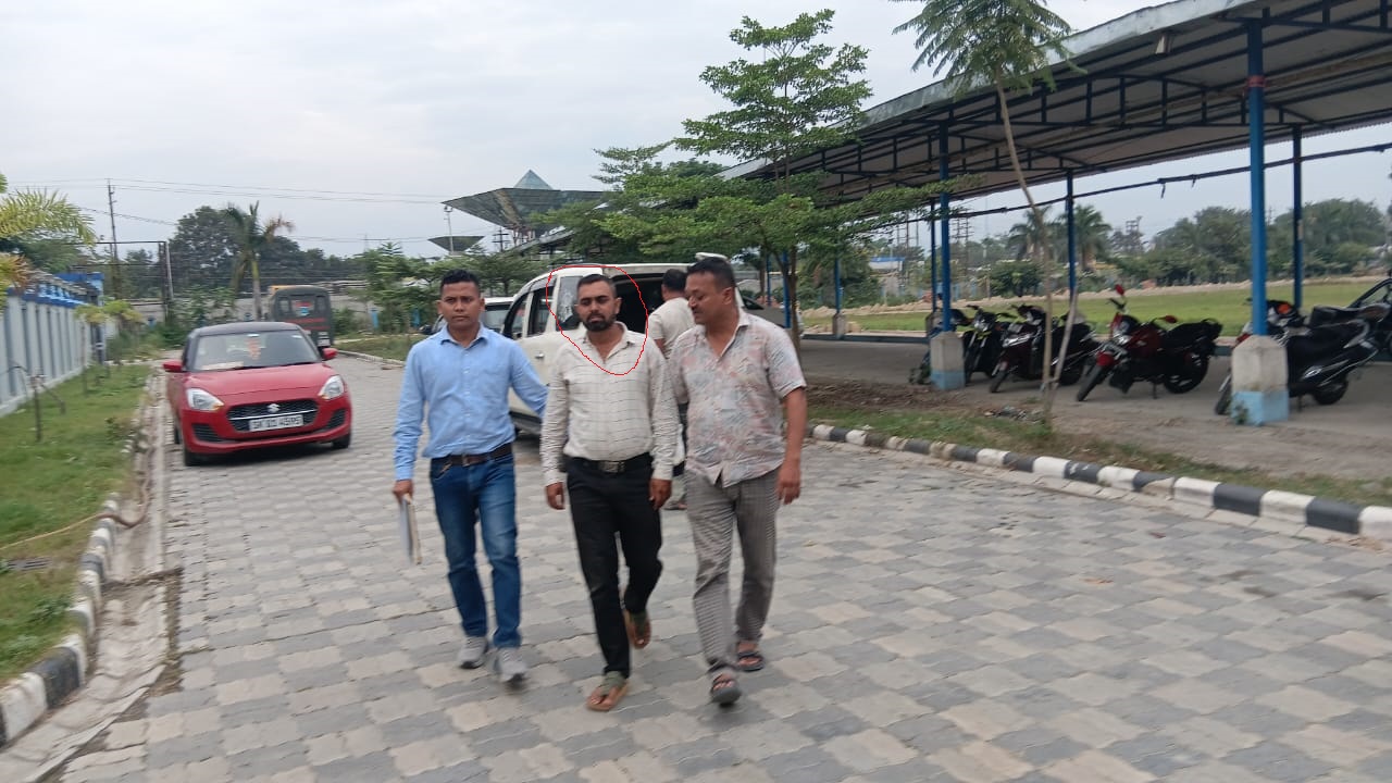 आरोपित को गिरफ्तार कर ले जाती डीडी की टीम