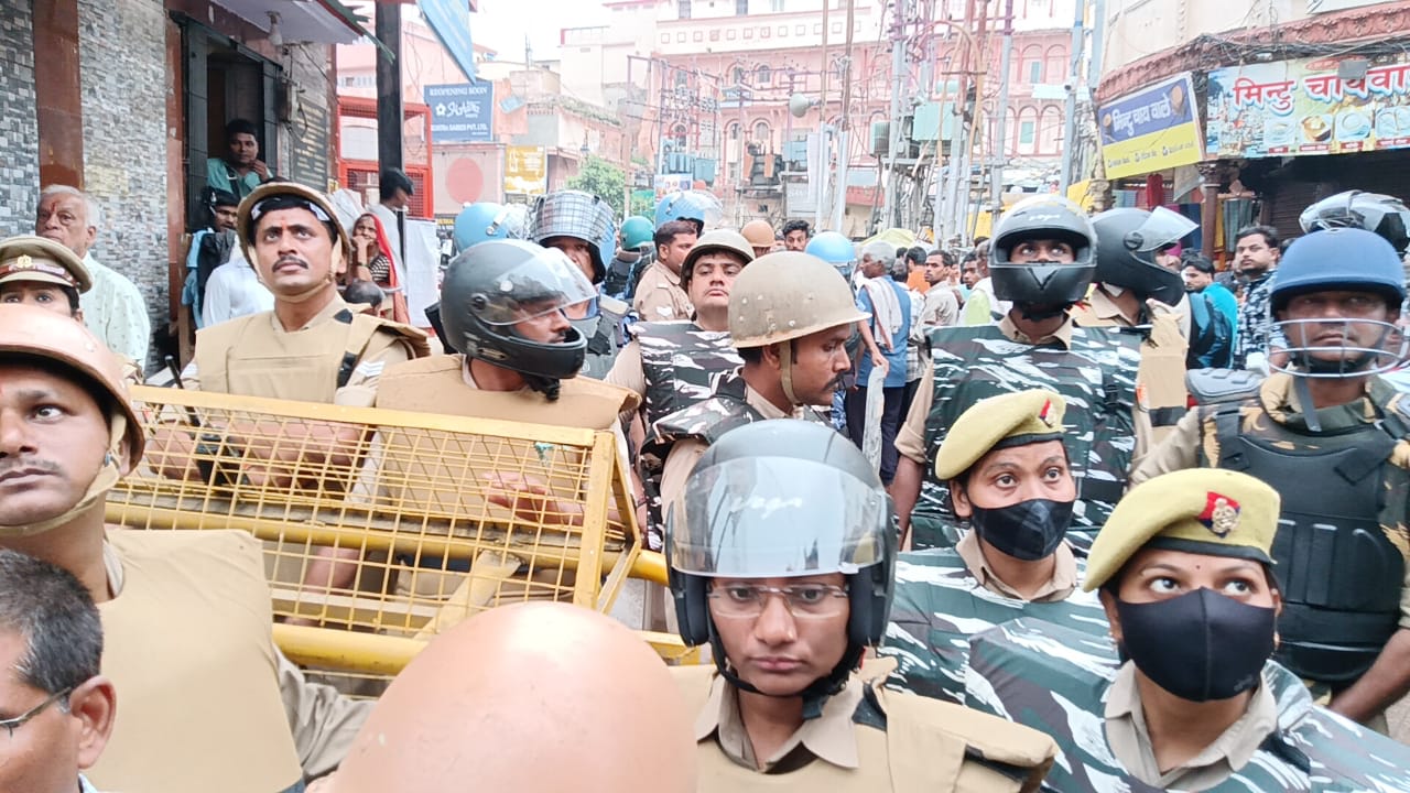 दालमंडी चौड़ीकरण अभियान में ध्वस्तीकरण की प्रक्रिया के दौरान मौके पर फोर्स और अफसर दालमंडी चौड़ीकरण अभियान में ध्वस्तीकरण की प्रक्रिया के दौरान मौके पर फोर्स और अफसर