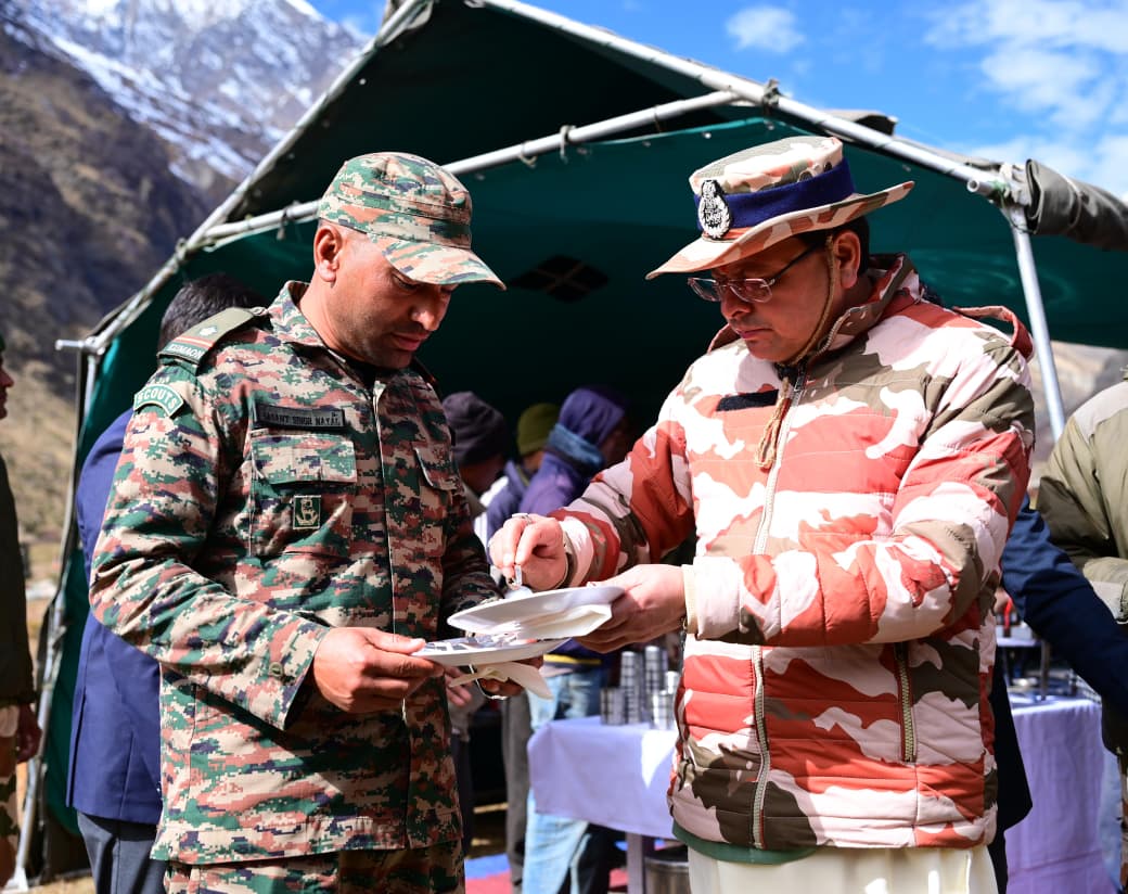 पिथौरागढ़ जिले के सीमांत गांव मिलम  में मुख्यमंत्री जवानों के साथ। पिथौरागढ़ जिले के सीमांत गांव मिलम  में मुख्यमंत्री जवानों के साथ।