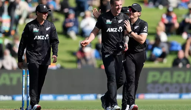 विकेट लेने के बाद खुशी मनाते ब्लेयर टिकनर और अन्य। खिलाड़ी