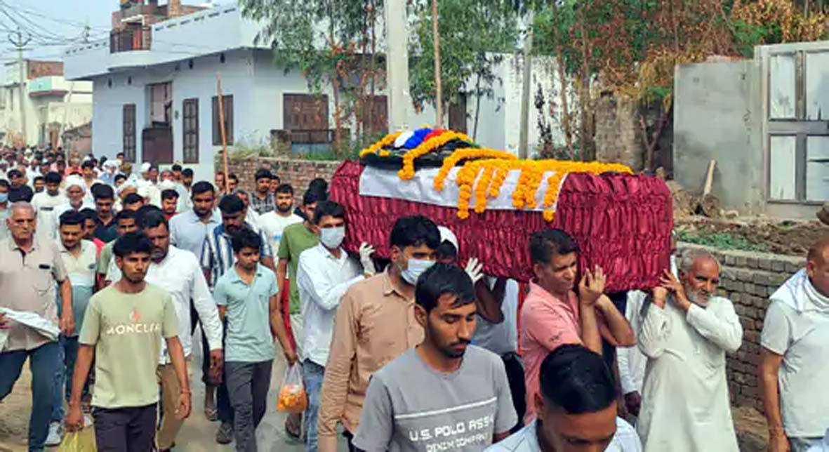 सोनू का शव अंतिम संस्कार के लिए ले जाते परिजन व ग्रामीण। सोनू का शव अंतिम संस्कार के लिए ले जाते परिजन व ग्रामीण।