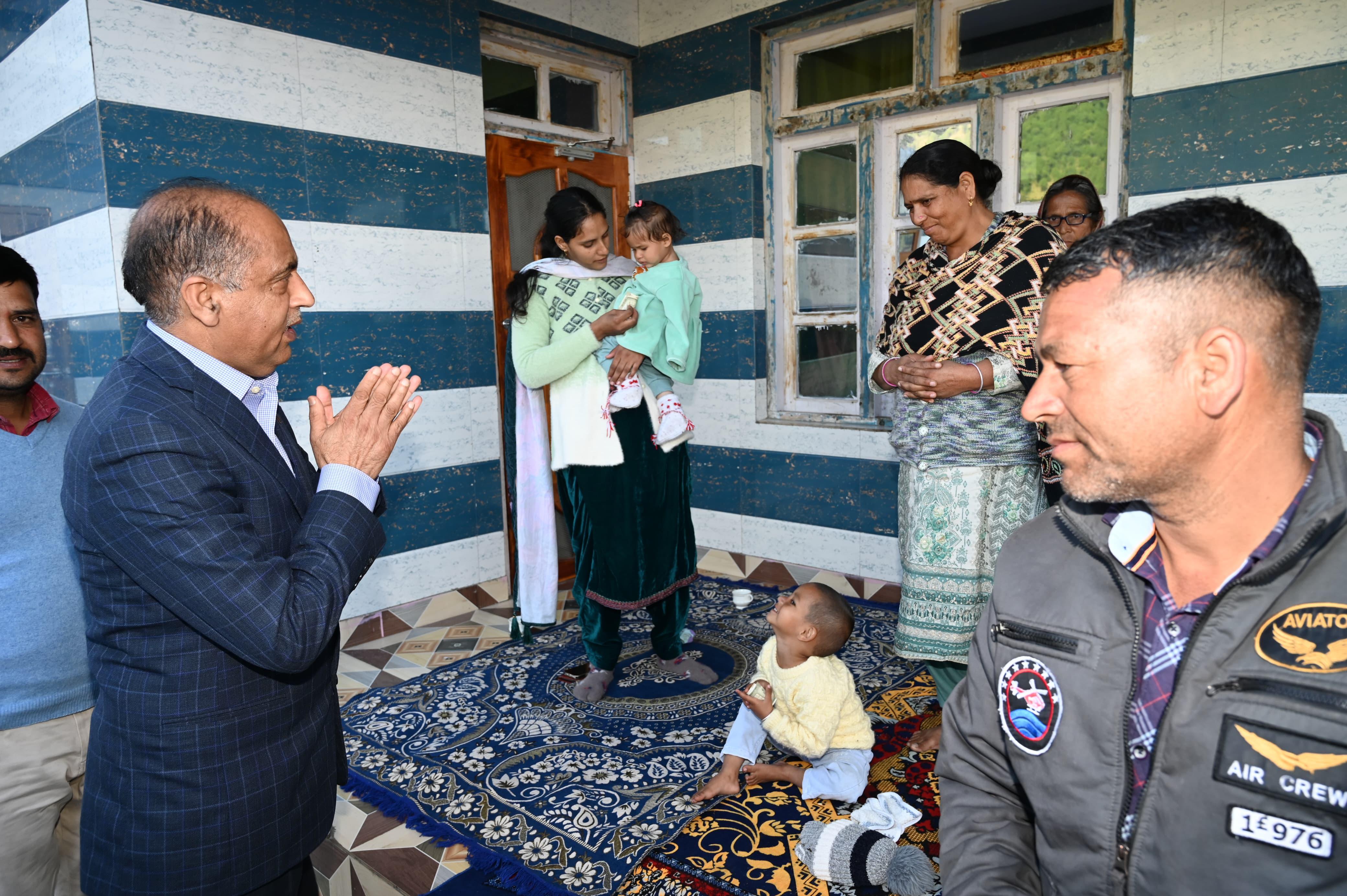 शहीद ढमेश्वर दत्त के परिजनों को सांत्वना देते हुए जयराम ठाकुर।