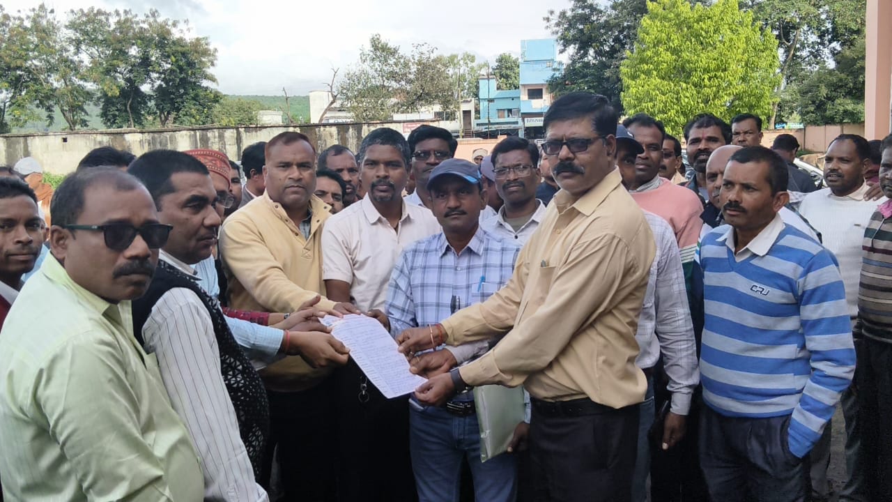 शिकायत पत्र साैंपते शिक्षक शिकायत पत्र साैंपते शिक्षक