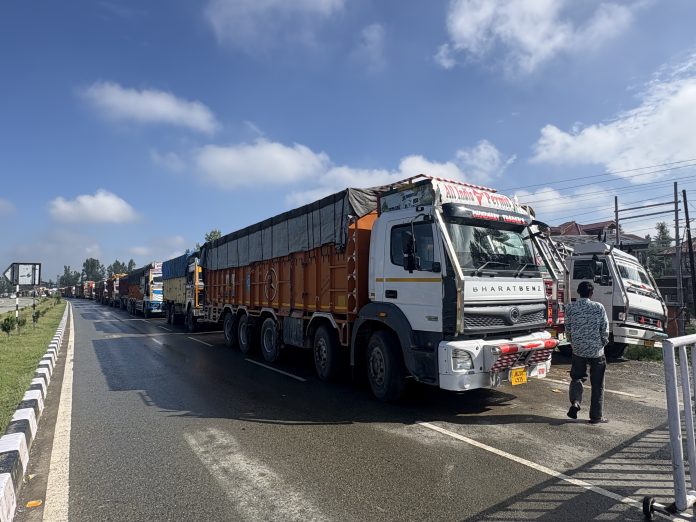 जम्मू-श्रीनगर राष्ट्रीय राजमार्ग छोटे वाहनों के लिए दोतरफा खुला जम्मू-श्रीनगर राष्ट्रीय राजमार्ग छोटे वाहनों के लिए दोतरफा खुला