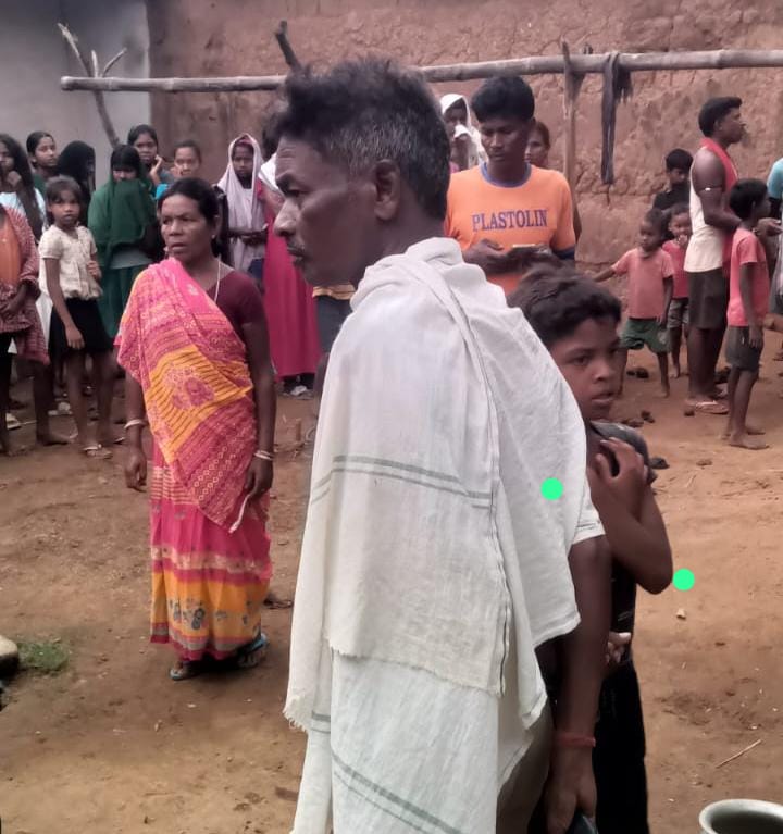 घटना स्थल पर जुटी लोगों की भीड़ घटना स्थल पर जुटी लोगों की भीड़