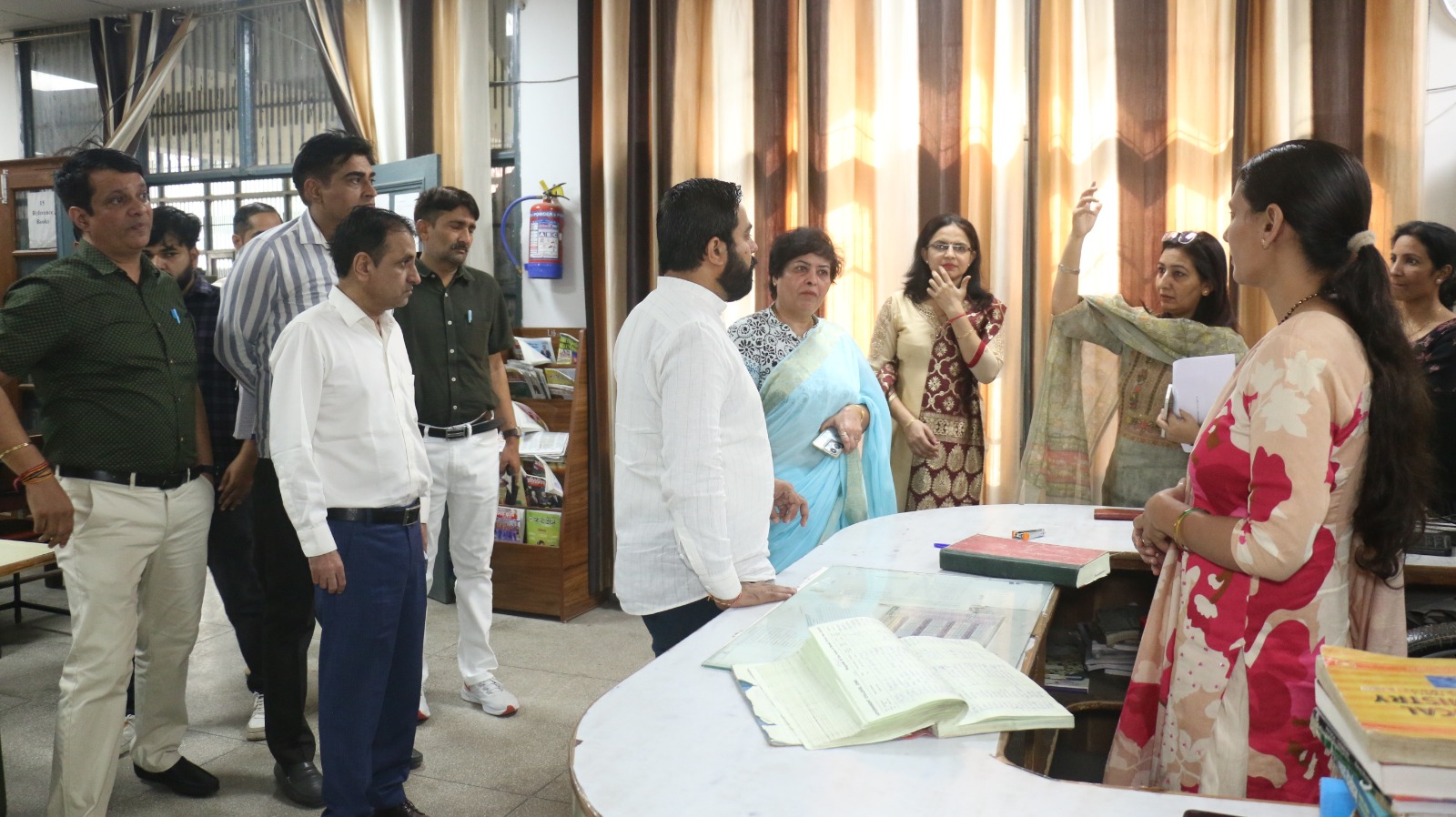 निरीक्षण करते हुए टीम।