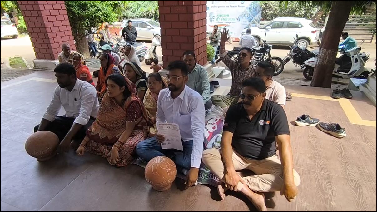 नगर निगम कार्यालय के सामने प्रदर्शन करते हुए पार्षदगण।