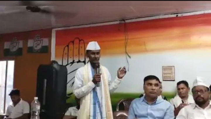 Congress leader singing Bangladesh anthem at party meet.