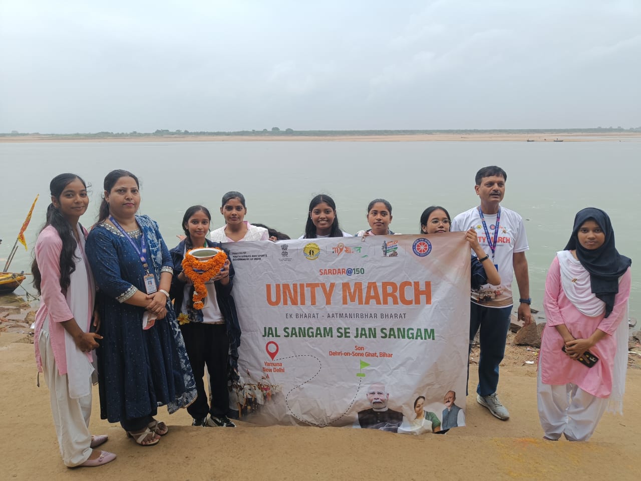 सोन नदी पर जल संचय करते