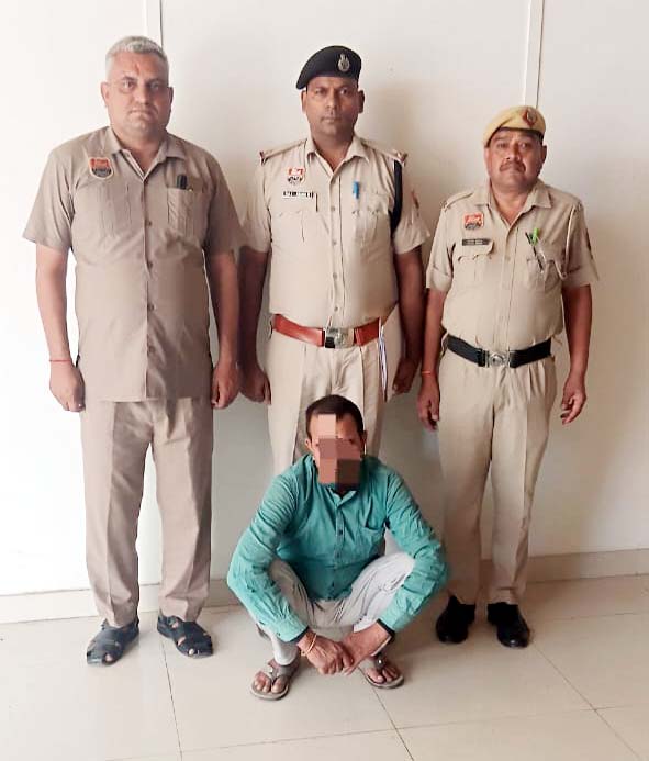 गिरफ्तार किया गया आरोपित गिरफ्तार किया गया आरोपित