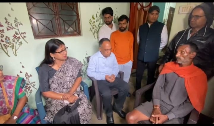 परिजनों को ढाढस बंधाते सांसद महुआ माजी परिजनों को ढाढस बंधाते सांसद महुआ माजी