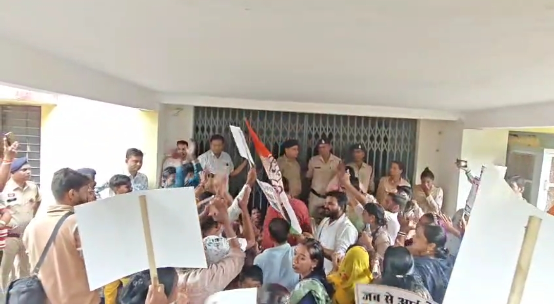 नगरपालिका जांजगीर नैला में भ्रष्टाचार के खिलाफ कांग्रेस का जनआक्रोश प्रदर्शन नगरपालिका जांजगीर नैला में भ्रष्टाचार के खिलाफ कांग्रेस का जनआक्रोश प्रदर्शन