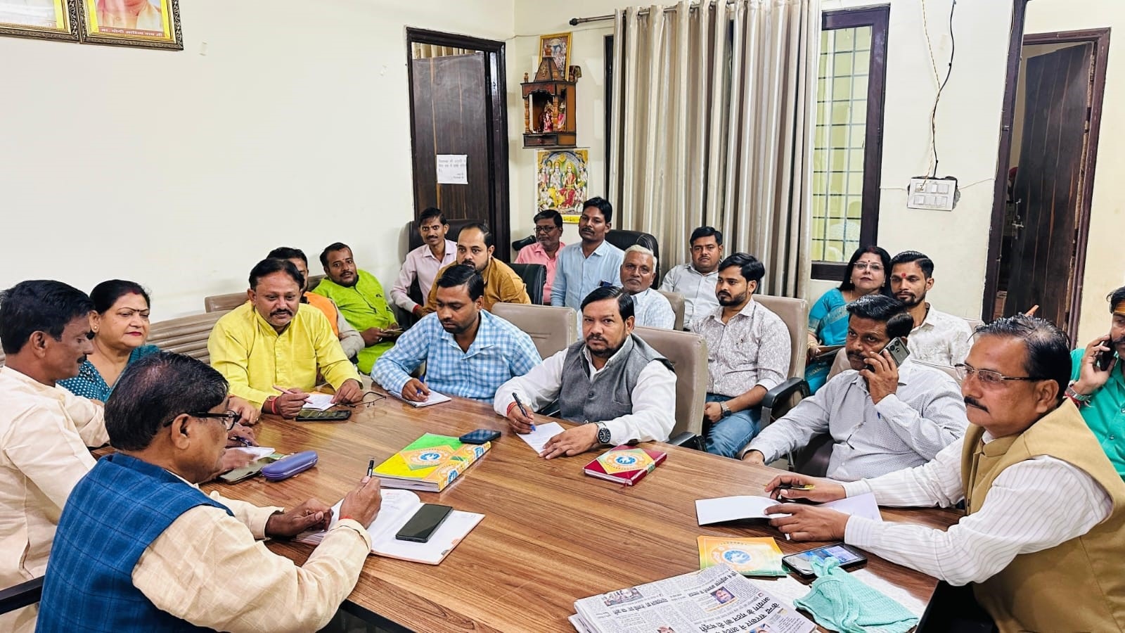 बैठक करते भाजपाई