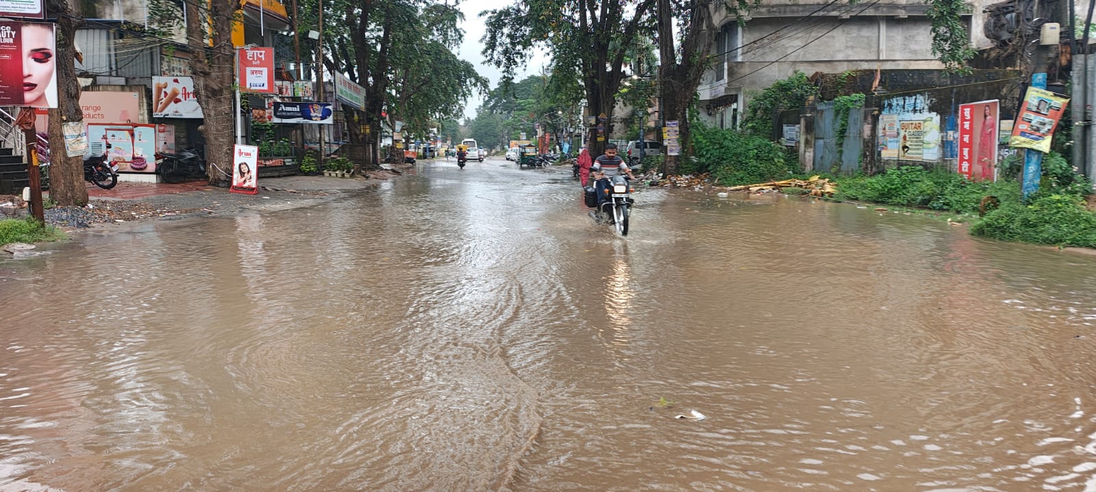 बारिश से जनजीवन प्रभावित बारिश से जनजीवन प्रभावित