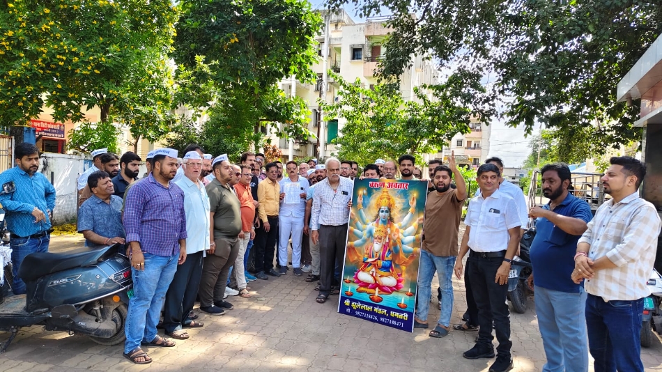 सिटी कोतवाली के सामने विरोध जताते हुए पूज्य पंचायत सिंधी समाज के पदाधिकारी एवं सदस्य। सिटी कोतवाली के सामने विरोध जताते हुए पूज्य पंचायत सिंधी समाज के पदाधिकारी एवं सदस्य।