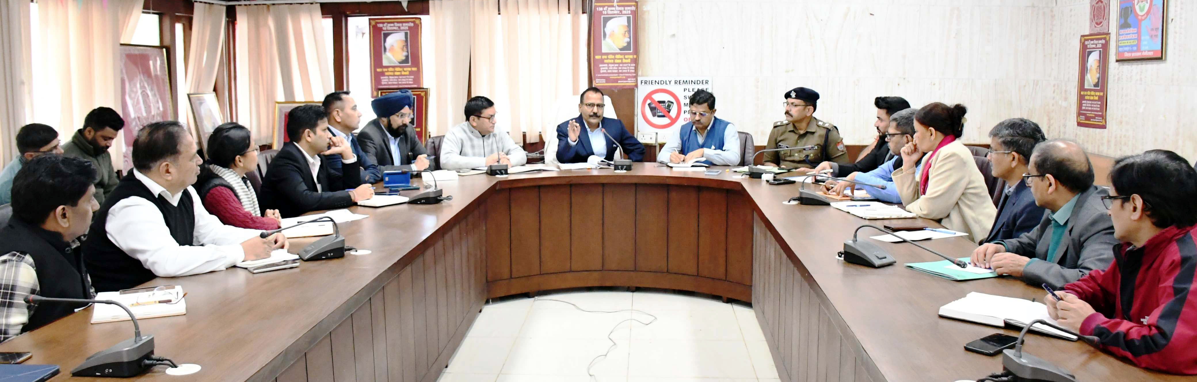 अधिकारियों की बैठक लेते डीएम ललित मोहन रयाल। अधिकारियों की बैठक लेते डीएम ललित मोहन रयाल।