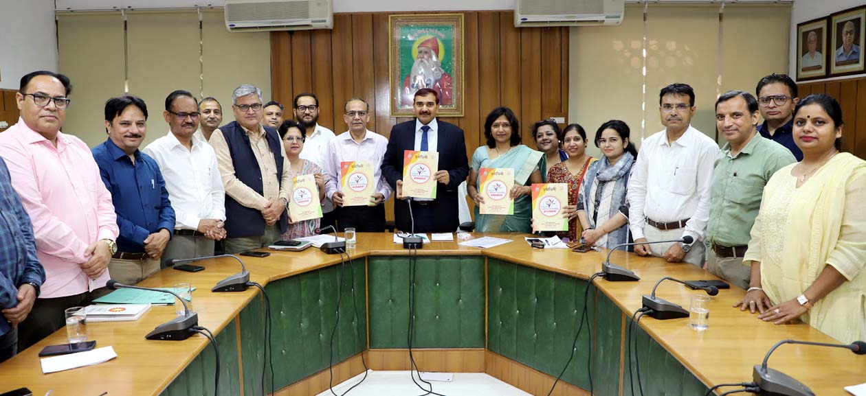 ‘प्रबोधिनी’ विवरणिका जारी करते कुलपति प्रो. नरसी राम बिश्नोई। ‘प्रबोधिनी’ विवरणिका जारी करते कुलपति प्रो. नरसी राम बिश्नोई।