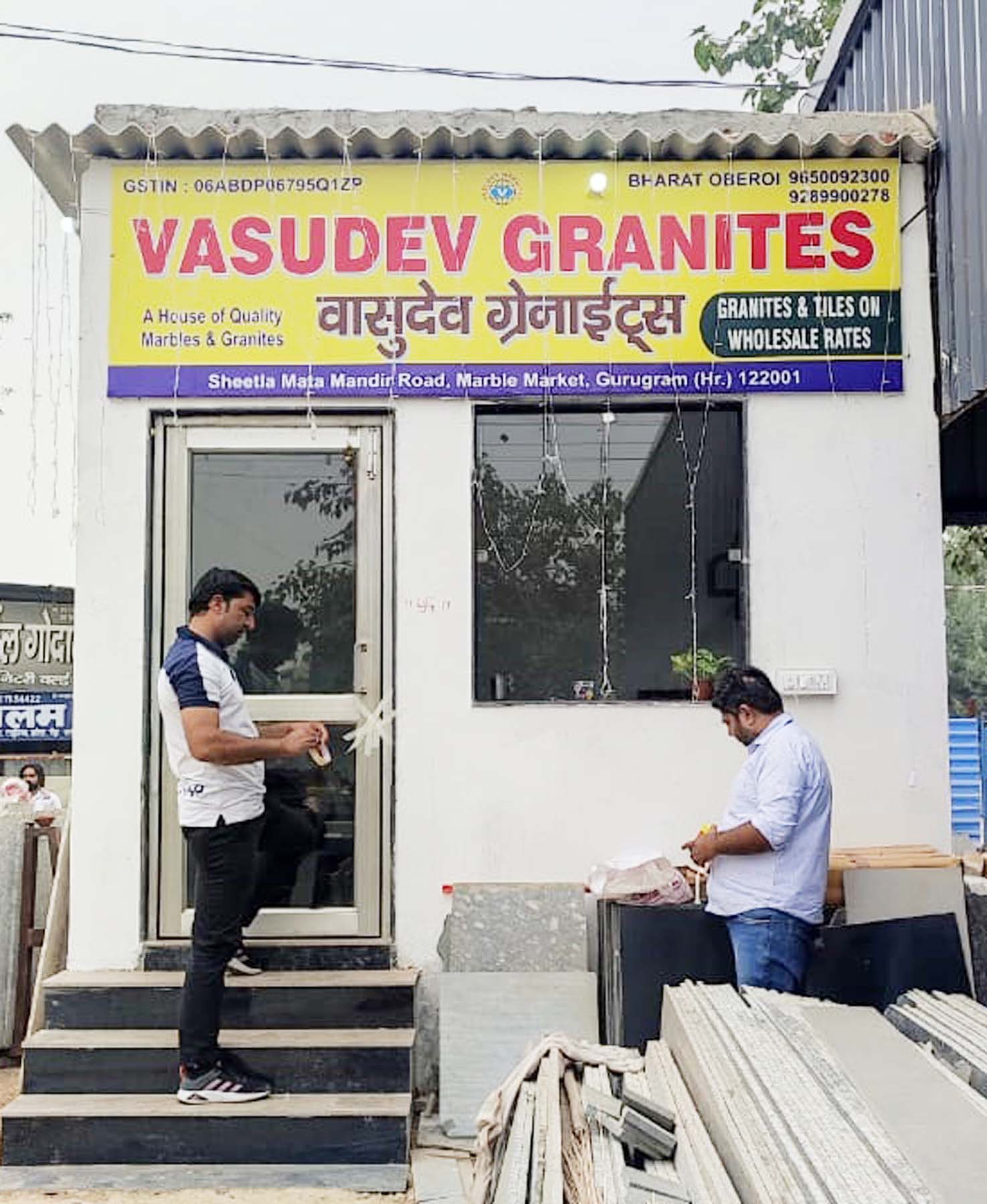 गुरुग्राम के पालम विहार में 1.19 करोड़ रुपये टैक्स बकाया होने पर वासुदेव ग्रेनाइट दुकान को सील करते निगमकर्मी। गुरुग्राम के पालम विहार में 1.19 करोड़ रुपये टैक्स बकाया होने पर वासुदेव ग्रेनाइट दुकान को सील करते निगमकर्मी।