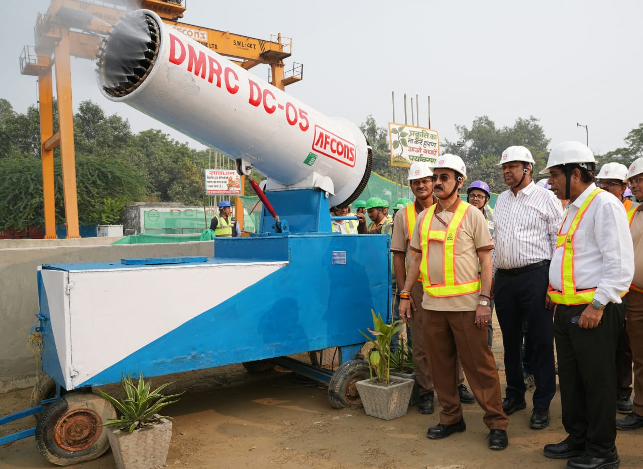 मेट्रो निर्माण स्थलों पर लगी एंटी-स्मॉग गन का बुधवार को निरीक्षण करते डीएमआरसी के प्रबंध निदेशक विकास कुमार मेट्रो निर्माण स्थलों पर लगी एंटी-स्मॉग गन का बुधवार को निरीक्षण करते डीएमआरसी के प्रबंध निदेशक विकास कुमार