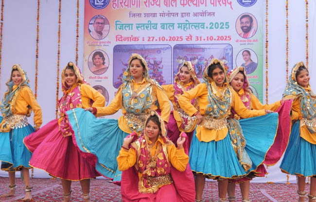 सोनीपत मंच पर नृत्य प्रस्तुत करते प्रतिभागी सोनीपत मंच पर नृत्य प्रस्तुत करते प्रतिभागी