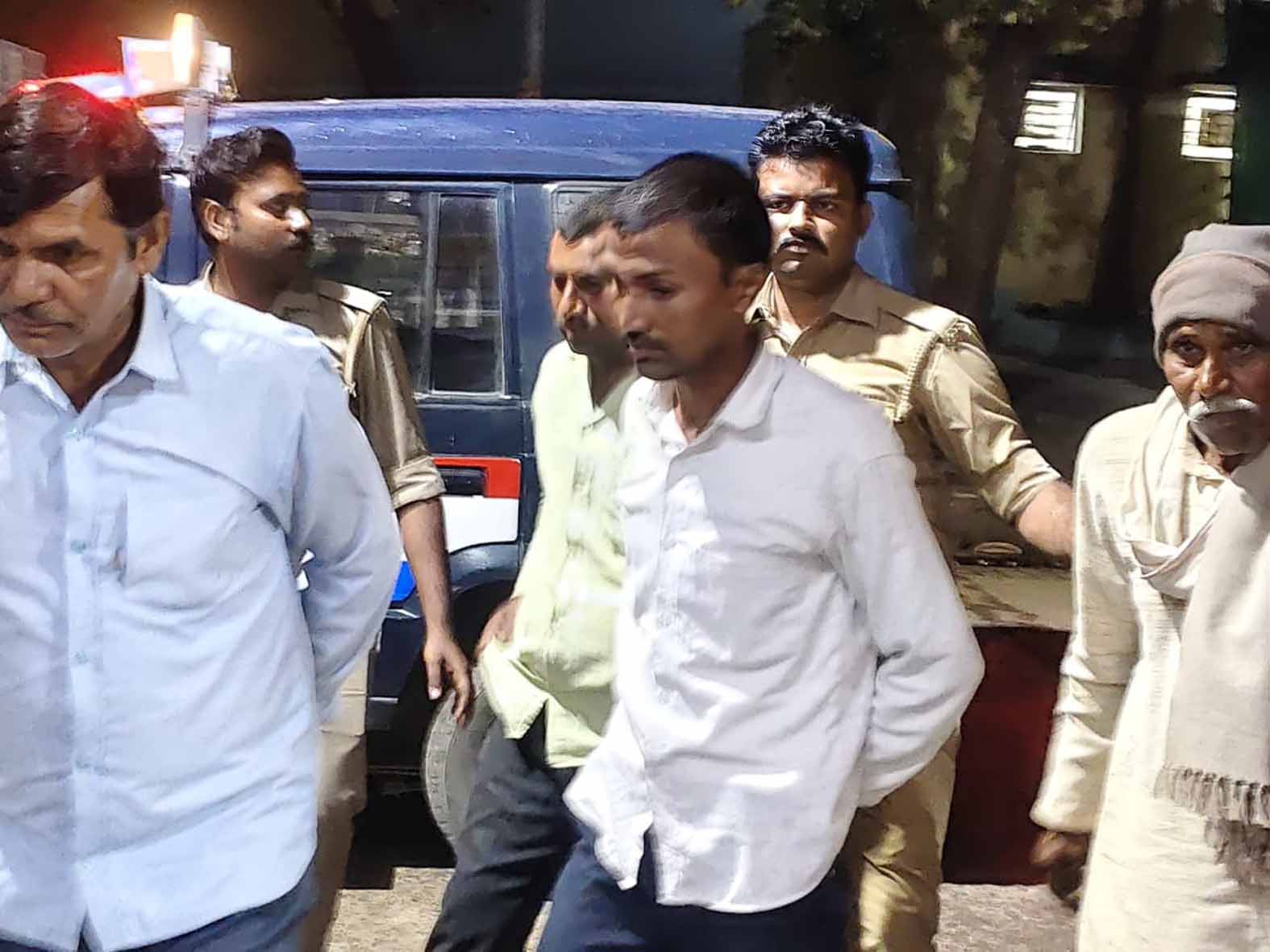 चित्रकूट के बहुचर्चित कोषागार घोटाले में 15 आरोपियों को गिरफ्तार कर पुलिस ने भेजा जेल चित्रकूट के बहुचर्चित कोषागार घोटाले में 15 आरोपियों को गिरफ्तार कर पुलिस ने भेजा जेल