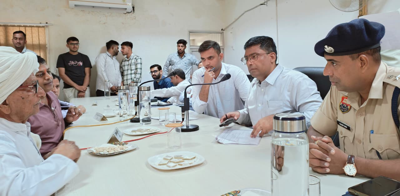 शिकायतें सुनते हुए डीसी। शिकायतें सुनते हुए डीसी।