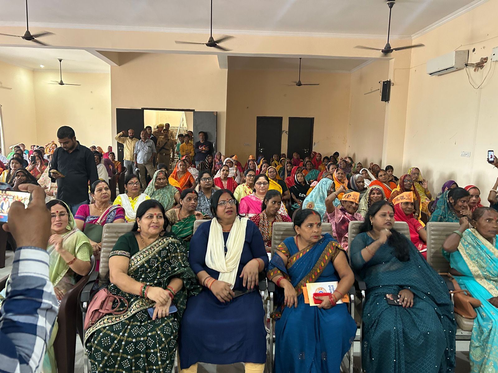 बैठक में उपस्थित की फोटो