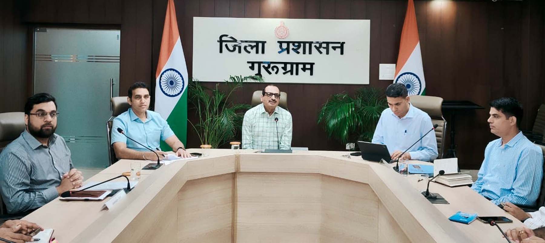 गुरुग्राम लघु सचिवालय में सफाई को लेकर अधिकारियों की बैठक लेते मंडलायुक्त आर.सी. बिढान।