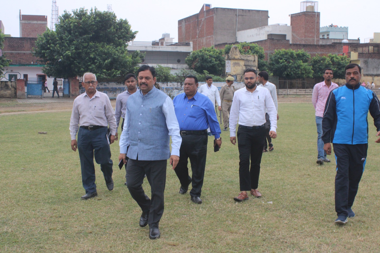 फोटो स्टेडियम निरीक्षण  करते जिला अधिकारी फोटो स्टेडियम निरीक्षण  करते जिला अधिकारी