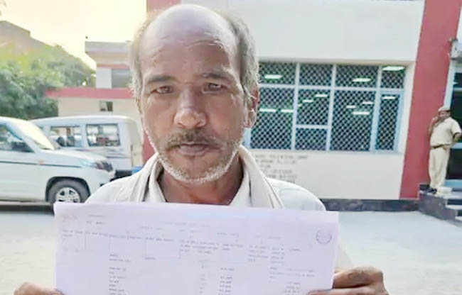 सोनीपत कप्तान सिंह दस्तावेज दिखा जानकारी देते हुए।