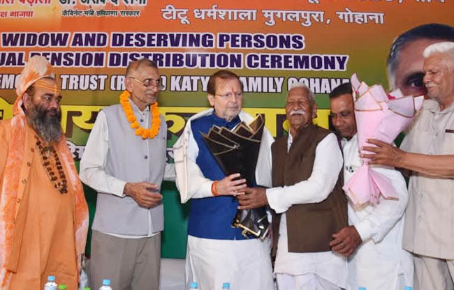 सोनीपत गोहाना में मंत्री डा. अरविंद शर्मा को सम्मनित करते हुए स्थानीय नागरिक