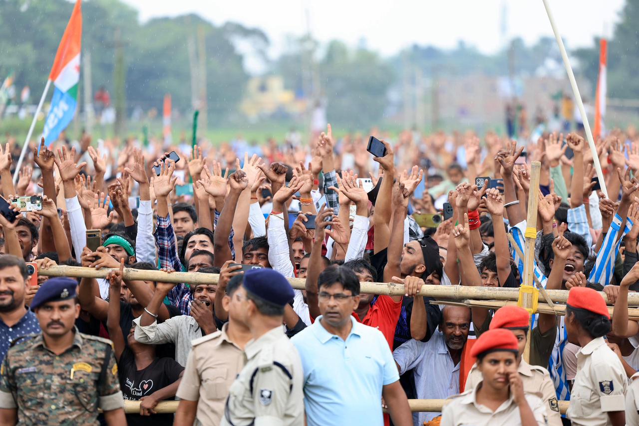 Rahul Gandhi started election campaign from Muzaffarpur, campaigned with Tejashwi Yadav and other leaders of the alliance. Rahul Gandhi started election campaign from Muzaffarpur, campaigned with Tejashwi Yadav and other leaders of the alliance.