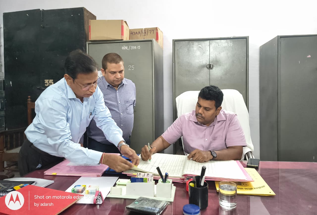 चार्ज ग्रहण करते नवागंतुक जिलाधिकारी