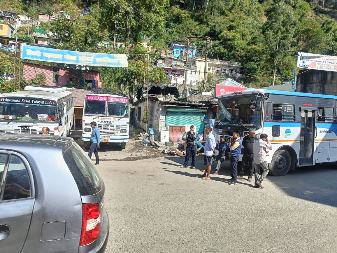 आने -जाने वाले मुसाफिरों को हो रही भारी परेशानी।। आने -जाने वाले मुसाफिरों को हो रही भारी परेशानी।।