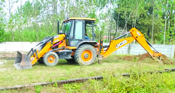 ध्वस्तीकरण करते हुए