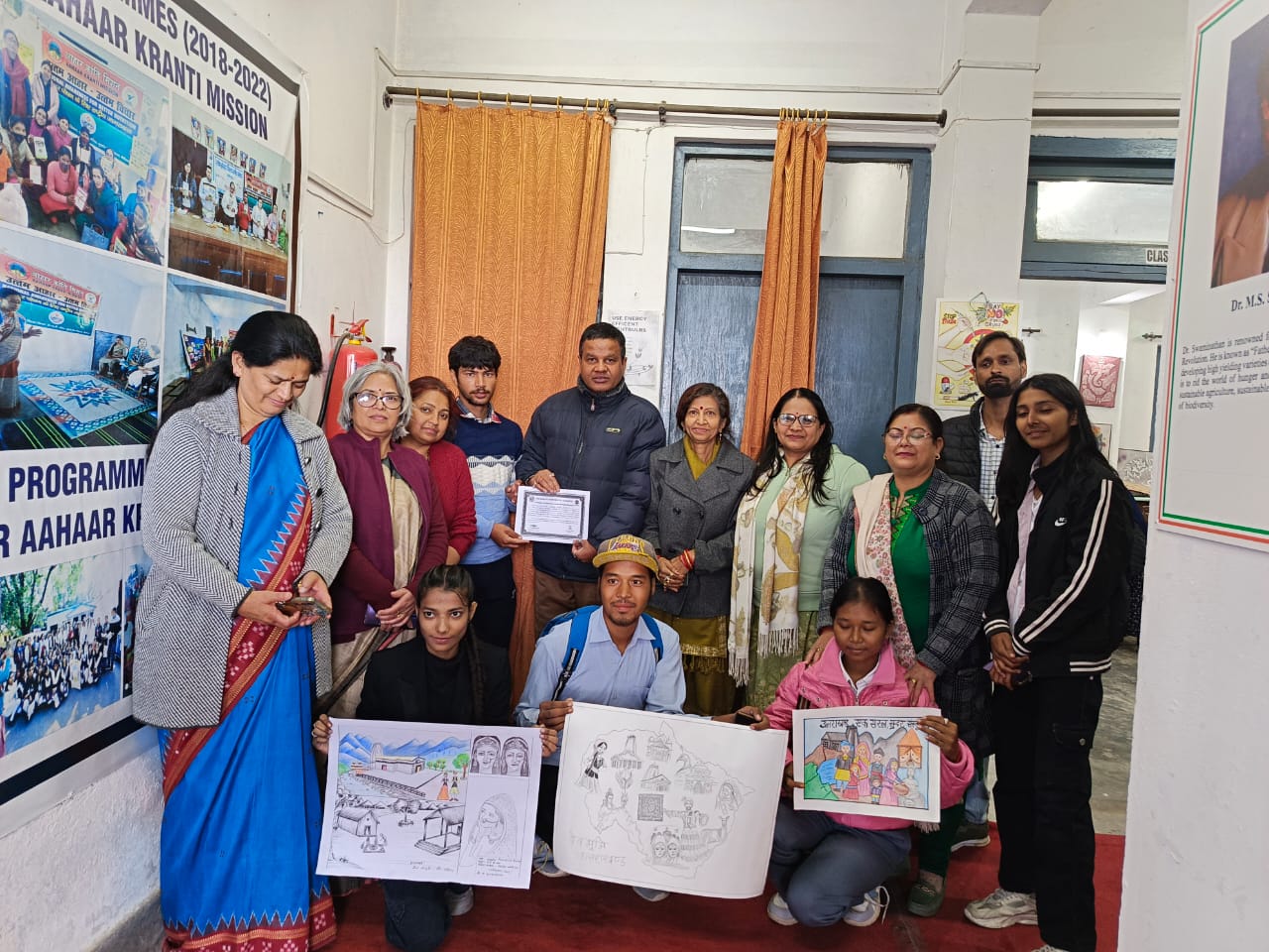 विजेताओं को प्रमाण पत्र भेंट करते प्राध्यापक। विजेताओं को प्रमाण पत्र भेंट करते प्राध्यापक।