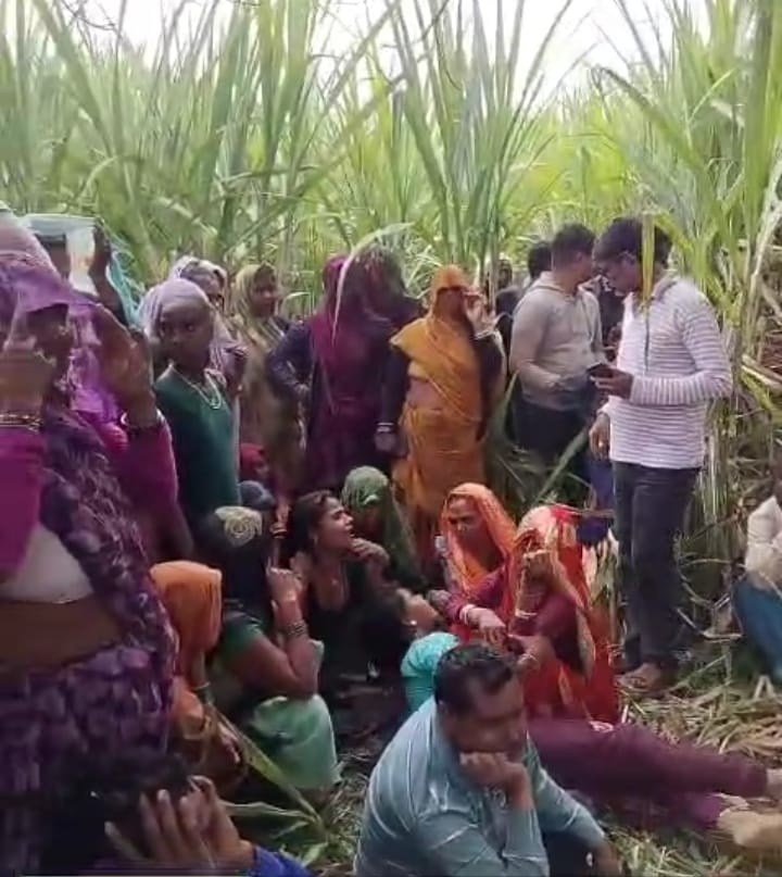 घटना पर मौजूद पुलिस व ग्रामीण घटना पर मौजूद पुलिस व ग्रामीण