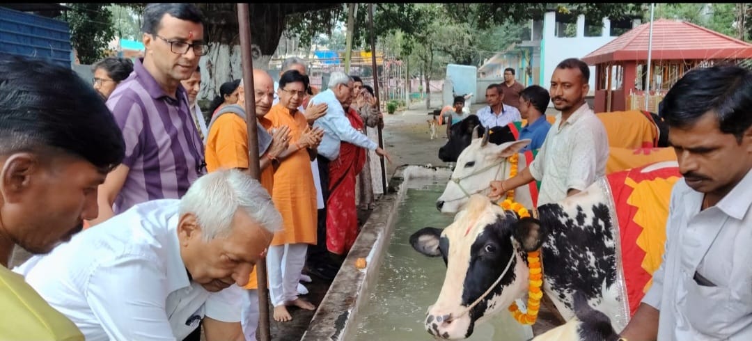 गौ पूजा में शामिल लोग गौ पूजा में शामिल लोग