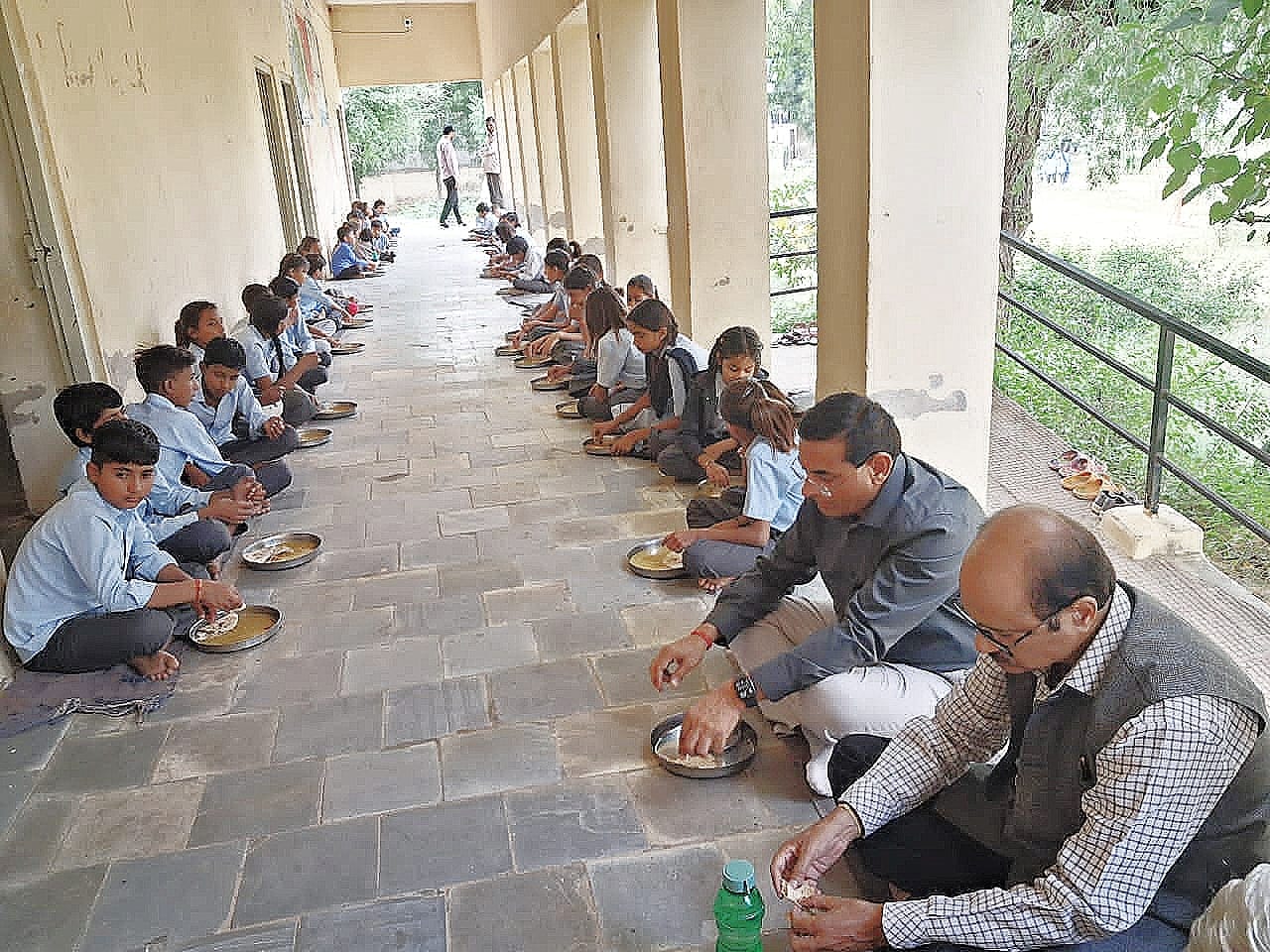 माध्यमिक शिक्षा निदेशक सीताराम जाट ने बच्चों के साथ पंक्ति में बैठ चखा मिड-डे-मील माध्यमिक शिक्षा निदेशक सीताराम जाट ने बच्चों के साथ पंक्ति में बैठ चखा मिड-डे-मील