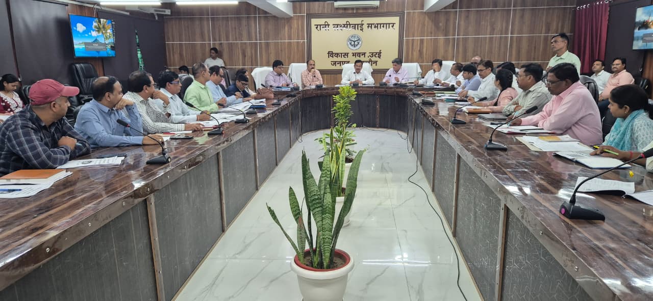 बैठक करते जिलाधिकारी बैठक करते जिलाधिकारी