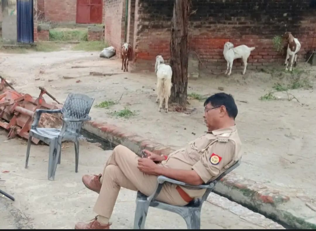 गांव में पुलिस बल तैनात