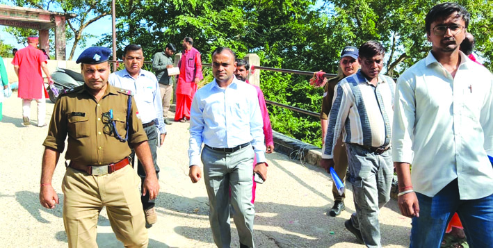 निरीक्षण करते हुए निरीक्षण करते हुए