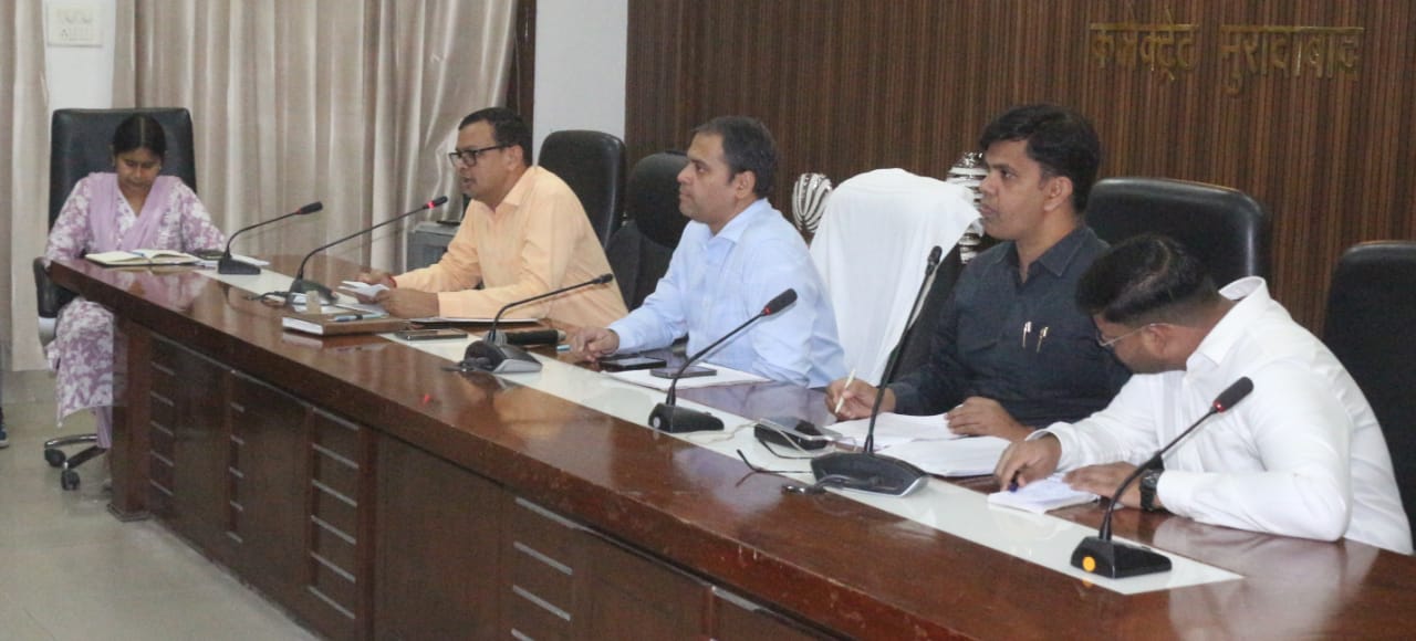कलेक्ट्रेट सभागार में जिला निर्वाचन अधिकारी/जिलाधिकारी अनुज सिंह की अध्यक्षता में एसआईआर के निर्देशों को लेकर सम्पंन होती बैठक।