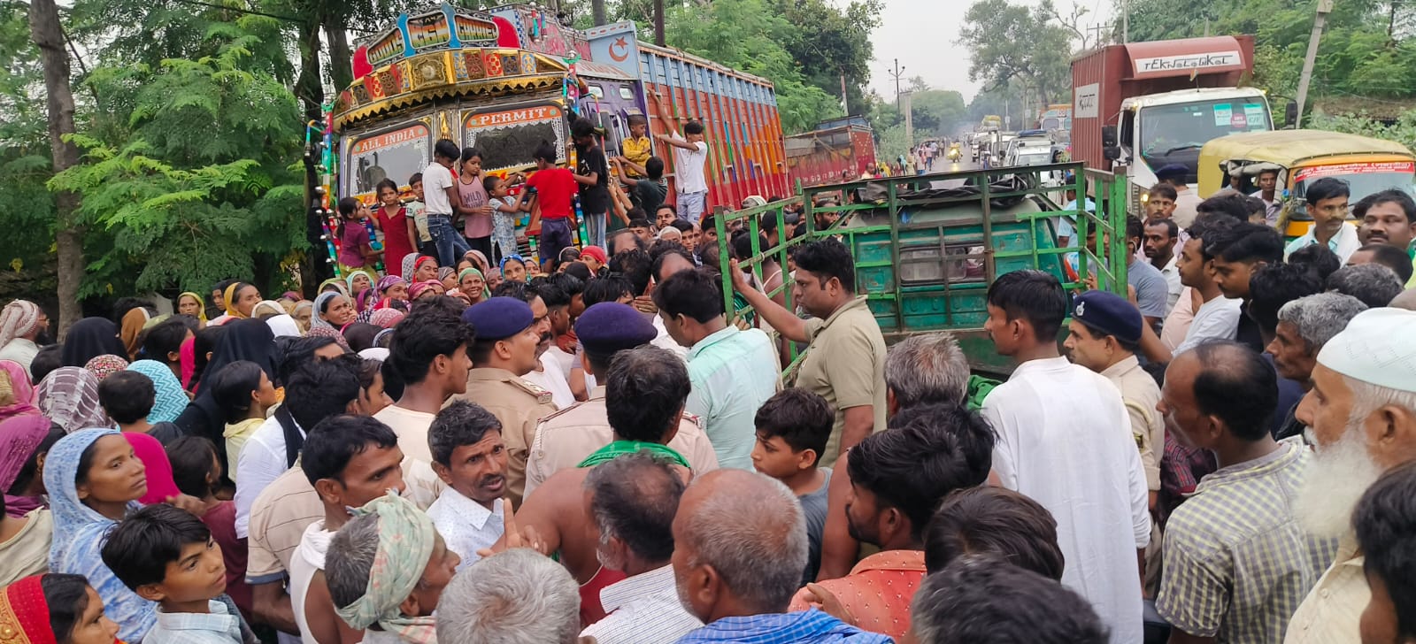 लोगों को समझाती पुलिस