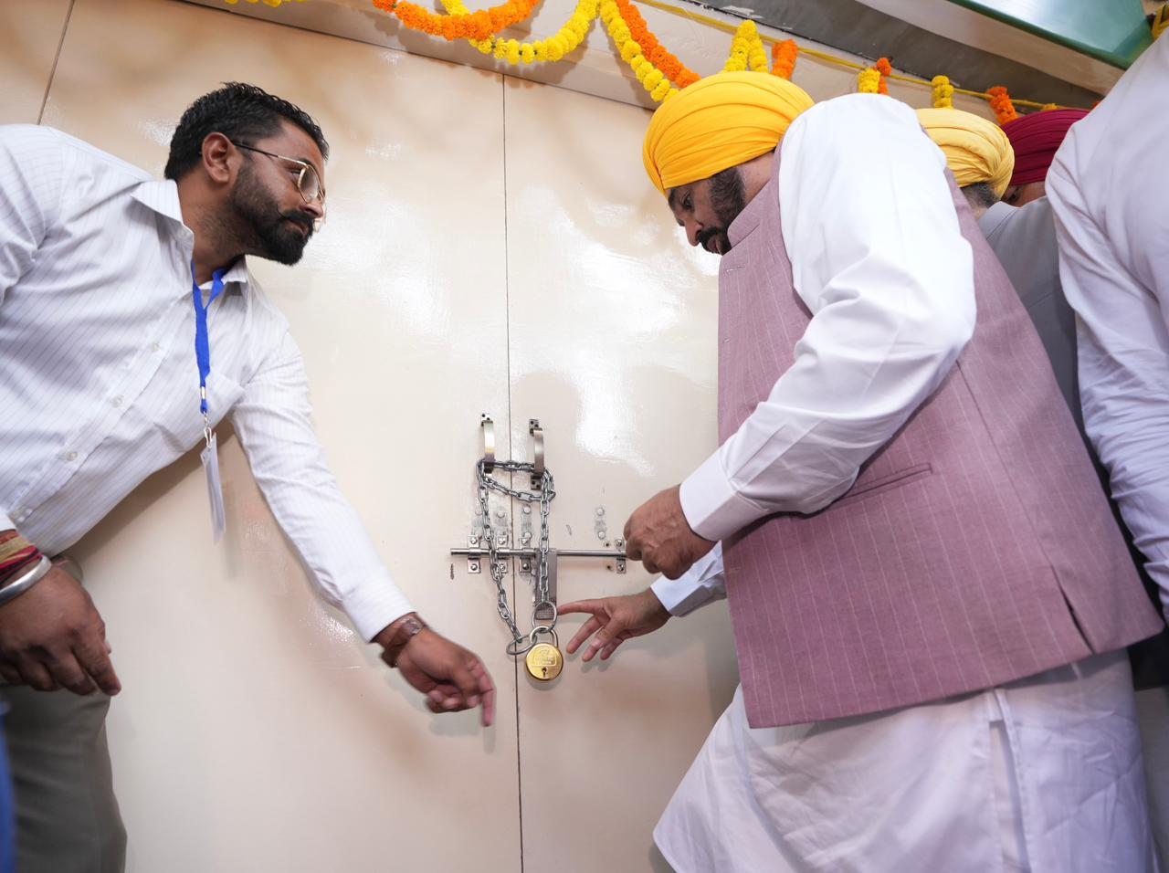 पंजाब के मुख्यमंत्री भगवंत मान लुधियाना आरटीओ दफ्तर पर ताला लगाते हुए