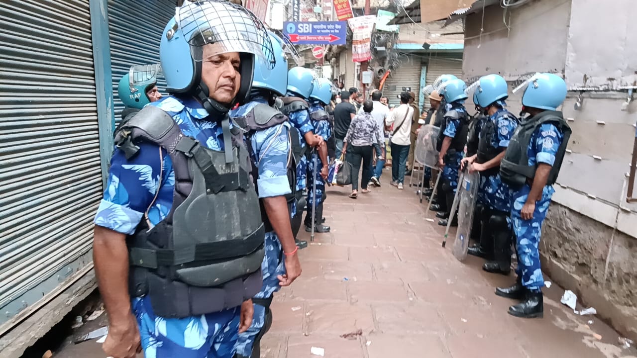 दालमंडी चौड़ीकरण अभियान में ध्वस्तीकरण की प्रक्रिया के दौरान मौके पर फोर्स और अफसर दालमंडी चौड़ीकरण अभियान में ध्वस्तीकरण की प्रक्रिया के दौरान मौके पर फोर्स और अफसर