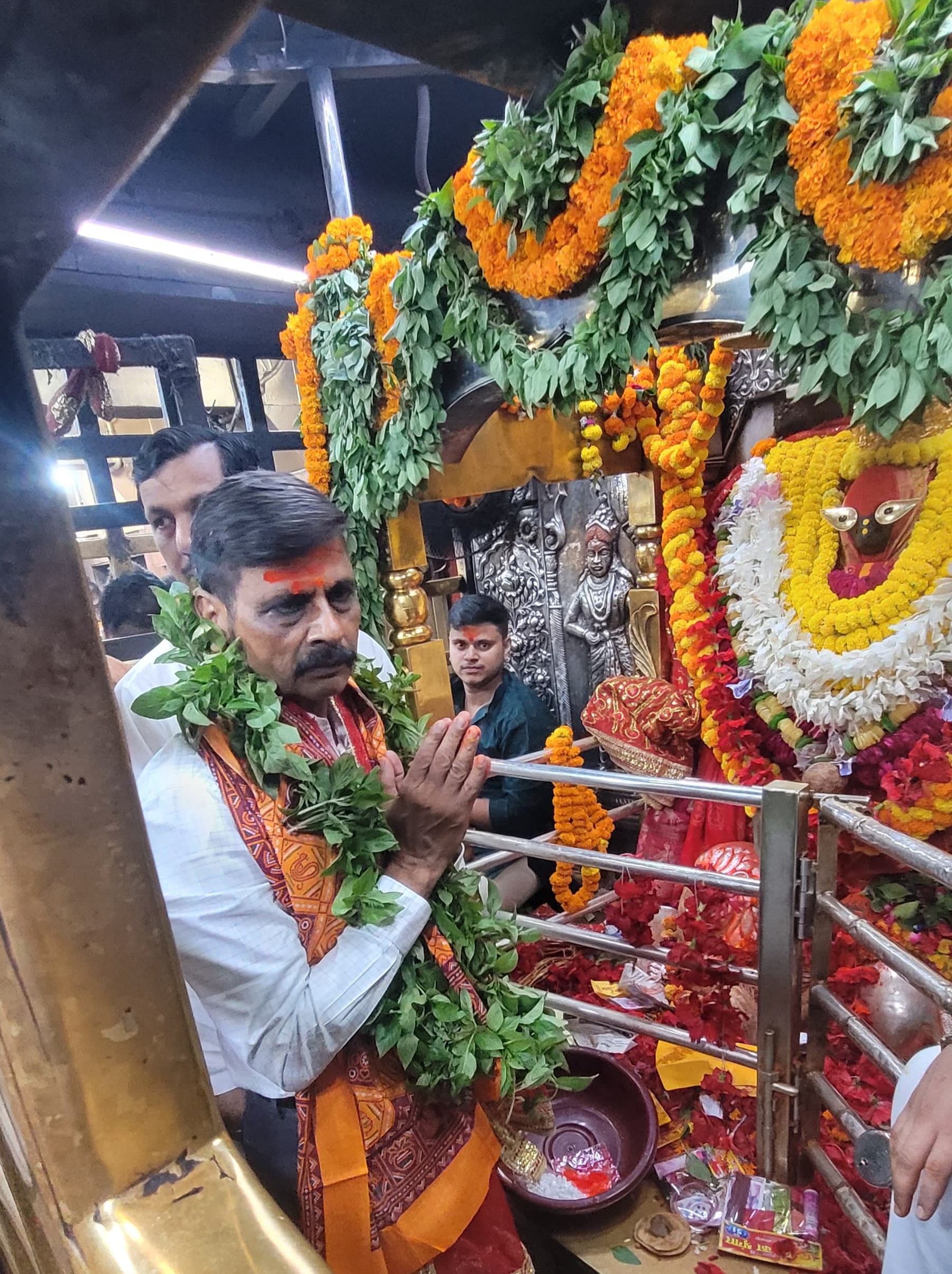 विंध्यवासिनी देवी का दर्शन-पूजन करते नवागत मंडलायुक्त राजेश प्रकाश विंध्यवासिनी देवी का दर्शन-पूजन करते नवागत मंडलायुक्त राजेश प्रकाश