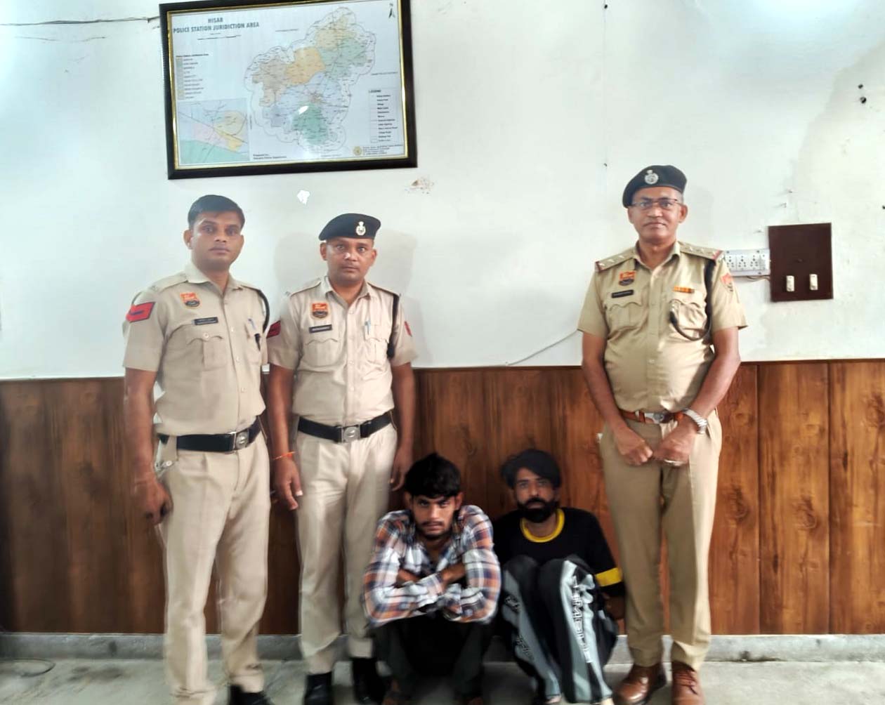 पकड़े गए चोरी के दोनों आरोपी। पकड़े गए चोरी के दोनों आरोपी।