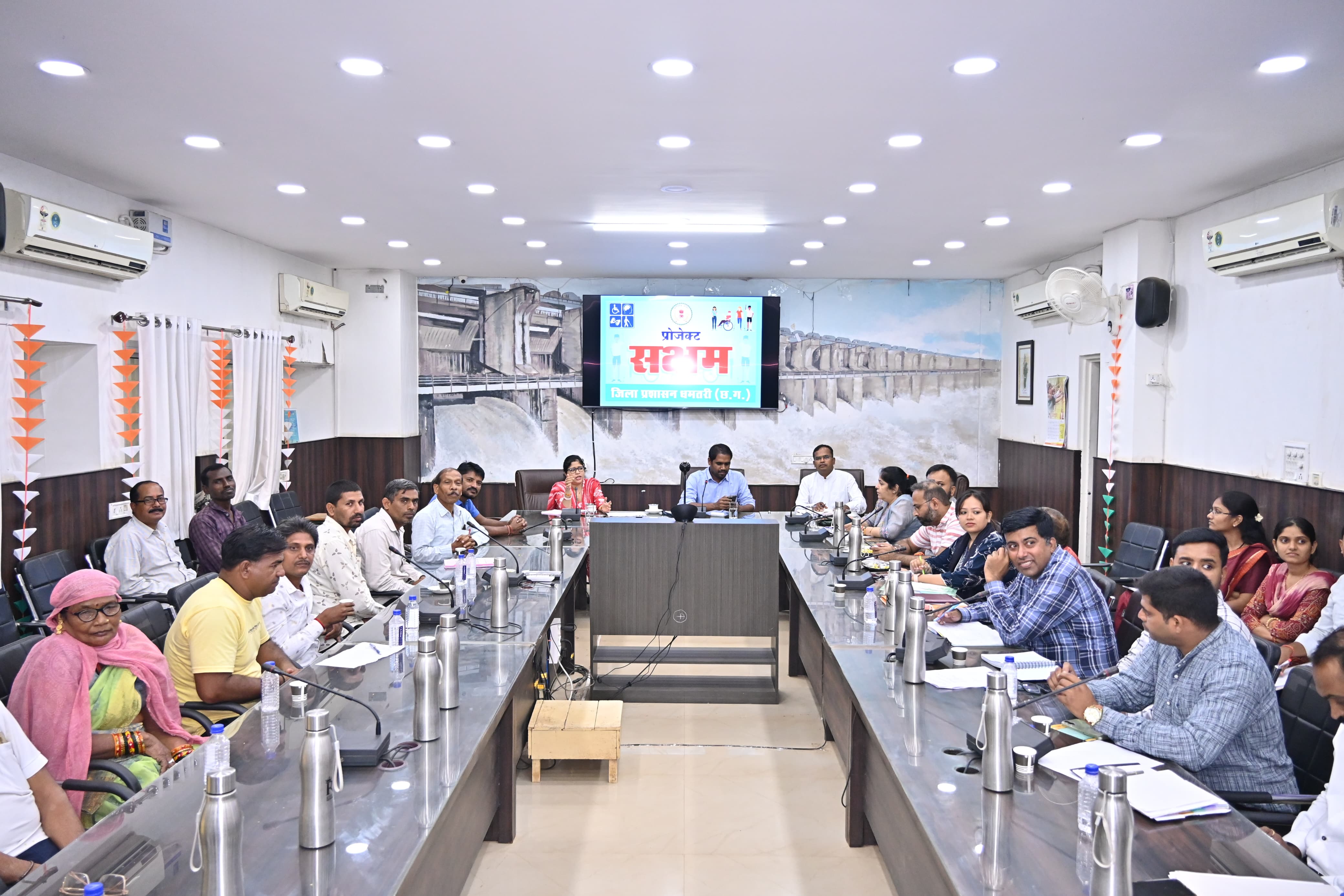 बैठक को संबोधित करते हुए कलेक्टर अबिनाश मिश्रा। बैठक को संबोधित करते हुए कलेक्टर अबिनाश मिश्रा।