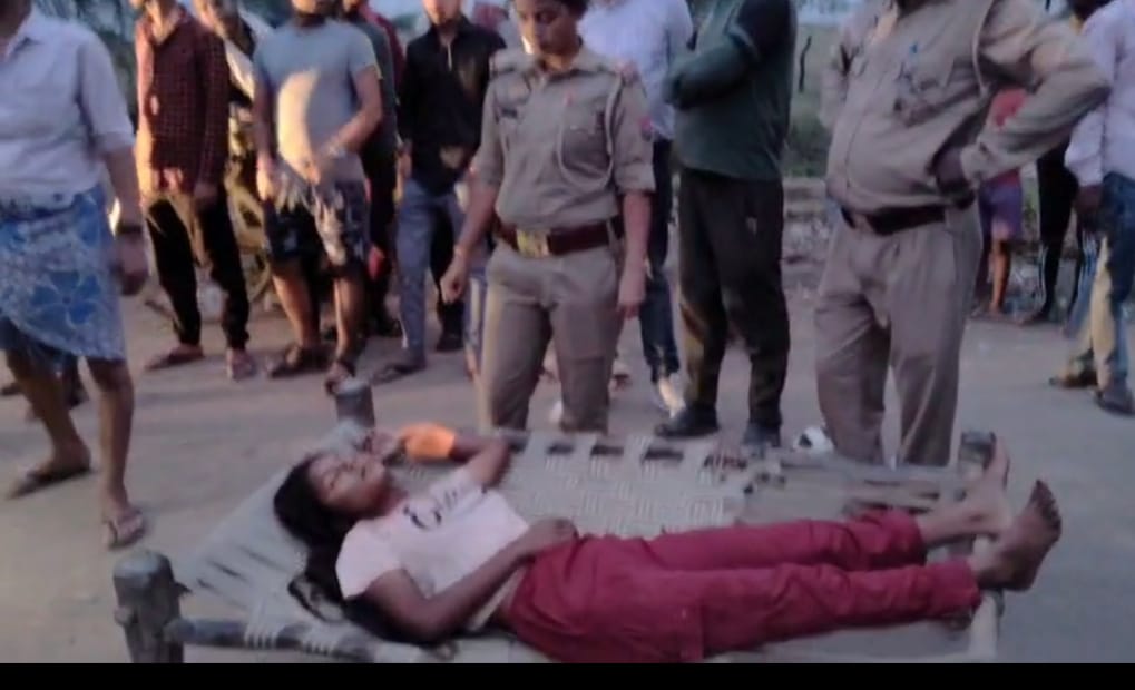 प्रेमी की हत्या से बौखलाई प्रेमिका ने खुद की काट डाली गर्दन, रेफर प्रेमी की हत्या से बौखलाई प्रेमिका ने खुद की काट डाली गर्दन, रेफर